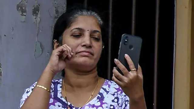 मुंबई में अपने घर की बालकनी में खड़ी एक महिला (सांकेतिक तस्वीर)