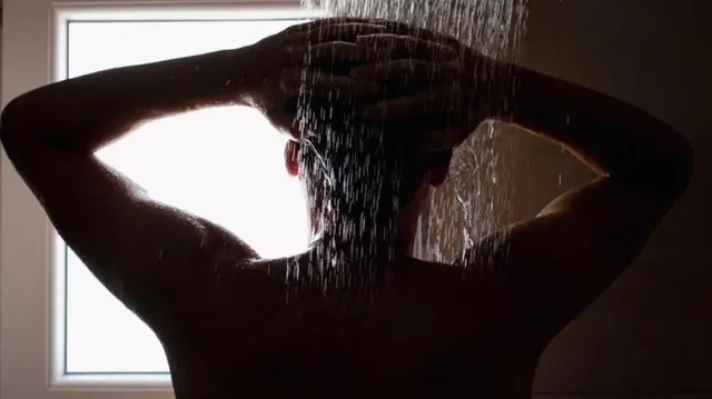 চুলের স্বাস্থ্যের ক্ষেত্রে পানির তাপমাত্রা খুব জরুরি বিষয়।