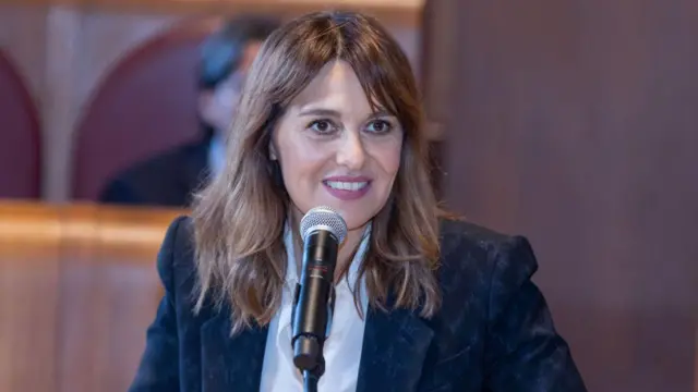 La directora de cine Paola Cortellesi recogiendo un premio