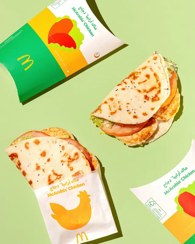 Лаваш з куркою і логотипом Макдональдса на світло-зеленому тлі