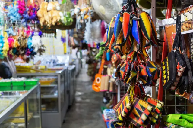 Sebuah gerai menjual cindera mata di sebuah pasar tradisional di Indonesia