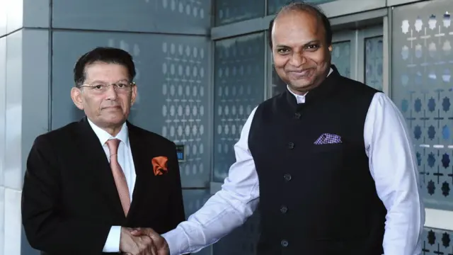 খলিলুর রহমান দিল্লিতে এসে নামার পর বিমানবন্দরে তাকে স্বাগত জানান ভারতের পররাষ্ট্র মন্ত্রণালয়ের যুগ্ম সচিব বি শ্যাম 