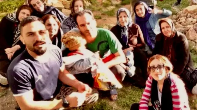 Navid, le plus jeune des frères, au premier plan à gauche, entouré de ses frères et sœurs et de sa famille