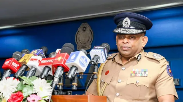 2023 වසරේ පෙබරවාරි මස 26 වැනිදා පොලිස්පති ධූරයට පත් කෙරුණු ජ්‍යෙෂ්ඨ නියෝජ්‍ය පොලිස්පති දේශබන්දු තෙන්නකෝන්, පොලිස් දෙපාර්තමේන්තුව තුළ විවිධ අවස්ථාවලදී කතාබහට ලක්වූ නිලධාරියෙකු විය. 