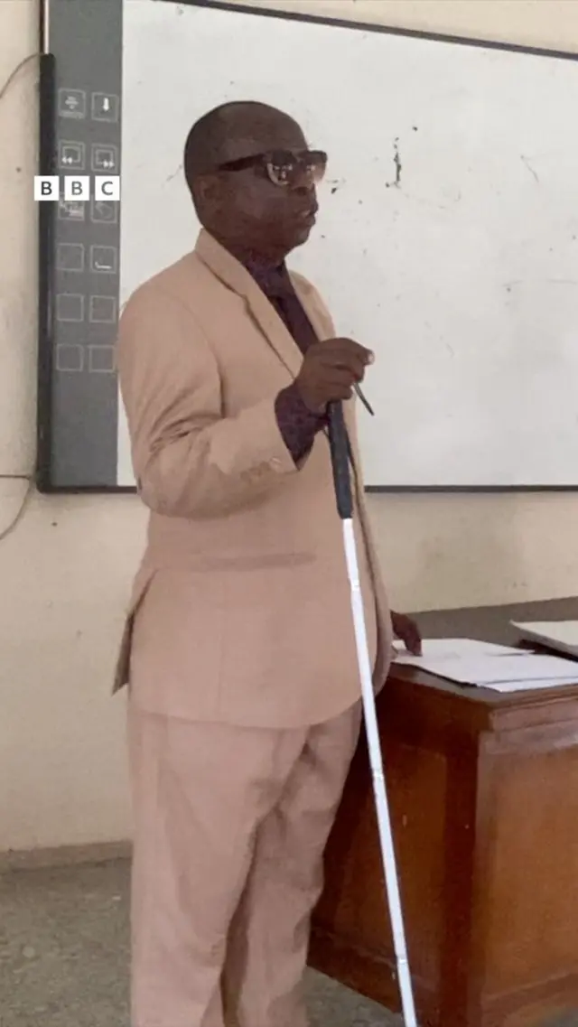 Emmanuel Modurotimi Olubodede to wọ asọ kootu alawọ paali, mu ọpa kan lọwọ