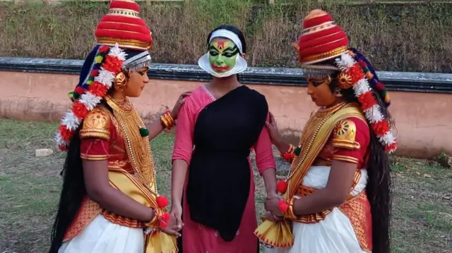 2021 ஆம் ஆண்டில்தான் கதகளி கலையை பெண்களும் கற்கலாம் என்று முடிவெடுக்கப்பட்டது.