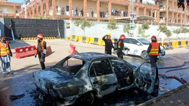 ملکي ګاډی دی چې د چاودنې له امله زیانمن شوی دی.