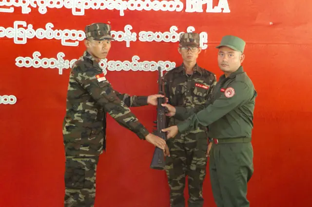 ဗမာပြည်သူ့လွတ်မြောက်ရေးတပ်တော်(BPLA)ရဲ့ အခြေခံစစ်ပညာသင်တန်း အပတ်စဉ်(၉) သင်တန်းဆင်းပွဲ 