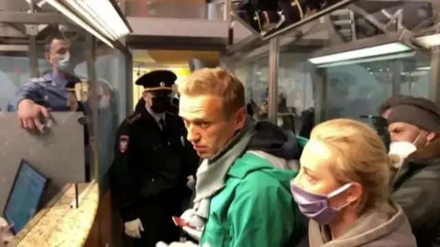 공항 여권심사대를 지나고 있는 나발니와 아내 율리아