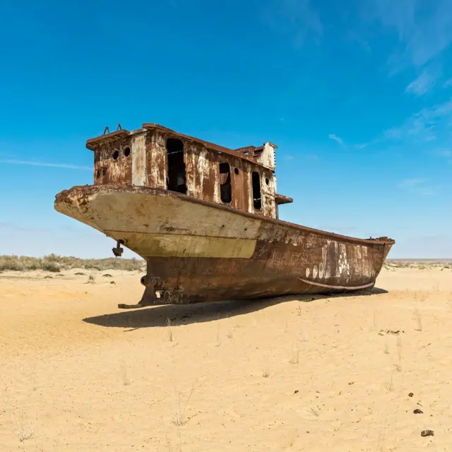 Kurumuş göldeki gemi yıkıntısı