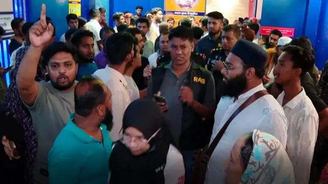 শিশু মৃত্যুর ঘটনায় হাসপাতালে প্রতিবাদ জানাতে দেখা যাচ্ছে অনেককে