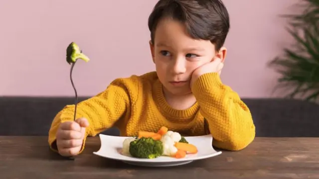 çocuk yemek seçiyor