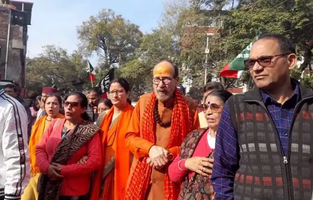 रैली में स्वामी दर्शन भारती भी अपने समर्थकों के साथ दिखे जो पुरोला में मुसलमानों को बाहर भगाने के लिए धमकी देने के मामले में अभियुक्त हैं. 