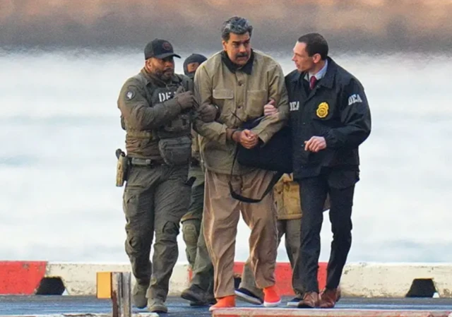 Nicolás Maduro é escoltado por agentes americanos após sua captura na Venezuela