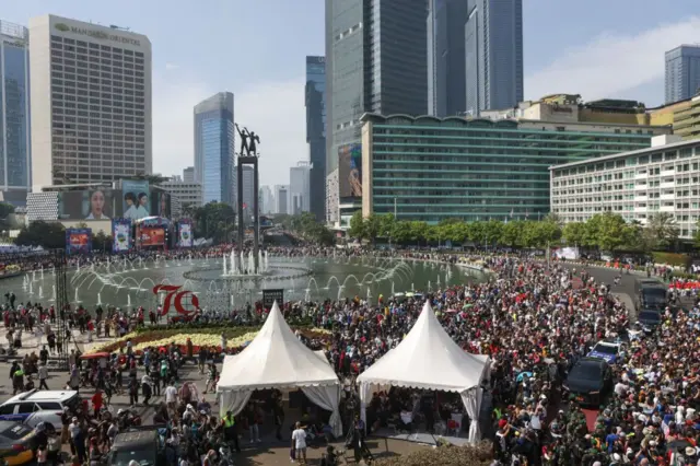Setidaknya, ada 13 titik panggung pesta rakyat yang telah disiapkan di Jakarta pada hari pelantikan Prabowo-Gibran, Minggu (12/10). Salah satunya di kawasan Bundaran Hotel Indonesia. 