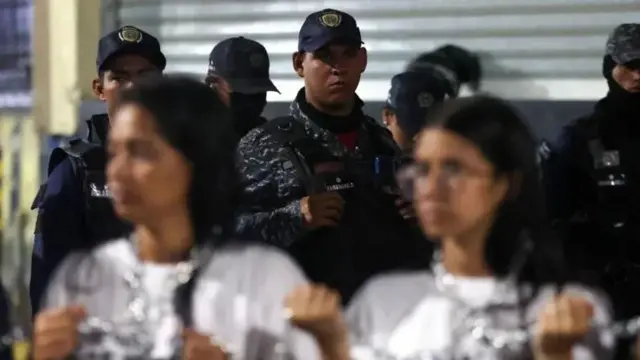 Makumi ya ndugu wa watu waliokamatwa husubiri kwenye malango ya magereza na vituo vya kizuizini wakitarajia kuachiliwa kwao.