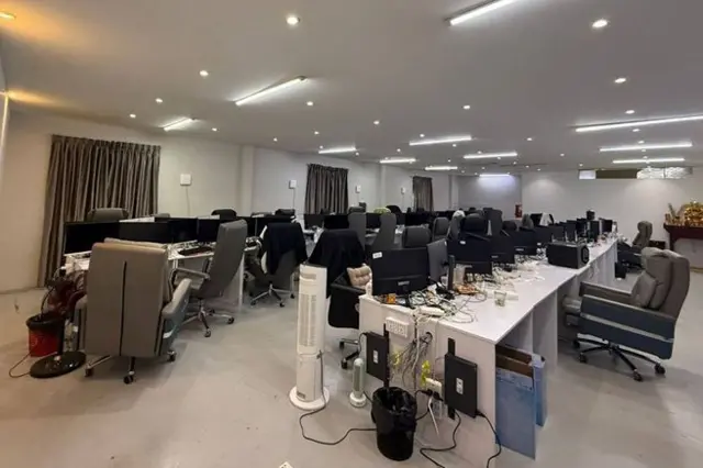 Deretan komputer dan peralatan elektronik di sebuah pusat penipuan daring di Phnom Penh, Kamboja, 22 Oktober 2025.