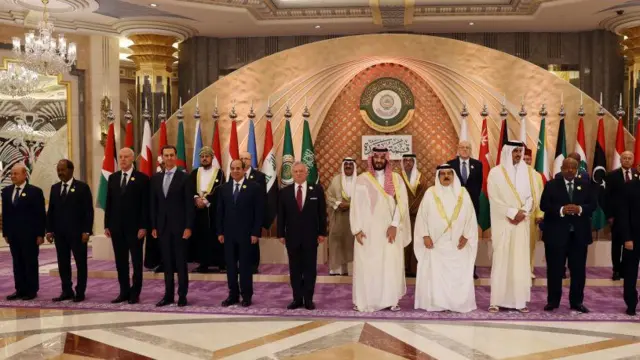 আরব লীগের সম্মেলনে অন্যান্য রাষ্ট্রনেতাদের সাথে সিরিয়ার প্রেসিডেন্ট আসাদ (বাঁ থেকে চতুর্থ)