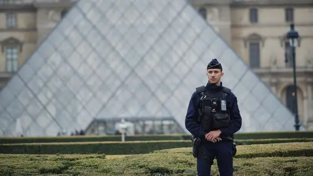 مامور پلیس در مقابل موزه لوور