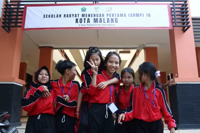 Eskpresi siswa saat berjalan menuju lapangan untuk mengikuti Masa Pengenalan Lingkungan Sekolah (MPLS) di Sekolah Rakyat Menengah Pertama (SRMP) 16, Kota Malang, Jawa Timur, Kamis (17/7/2025). Kegiatan yang digelar pada pekan pertama pelaksanaan program Sekolah Rakyat tersebut diisi dengan berbagai macam permainan untuk menjalin keakraban serta mengantisipasi terjadinya perundungan antar siswa. 