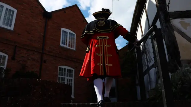 Un pregonero (de Tetbury) visto desde atrás