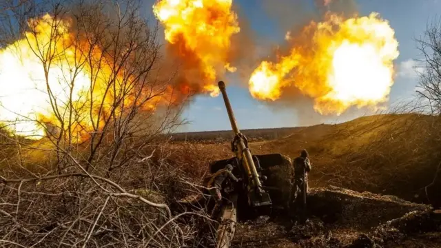 Une batterie de l'artillerie en action.