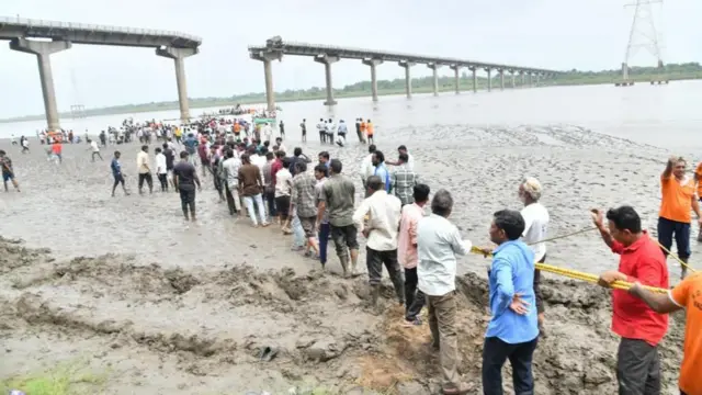 குஜராத், பாலம் விபத்து, வடோதரா, மஹிசாகர், ஆனந்த் தொகுதி, சௌராஷ்டிரா, கம்பிரா பாலம் மீட்புப் பணிகள் 