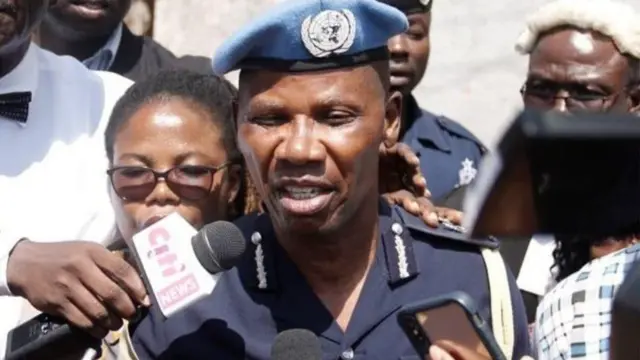 Police dey tok wit tori pipo