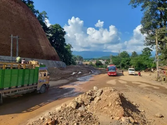 स्तरोन्नतिको काम हुँदै गरेको बुटवल-नारायणगढ सडकको एउटा खण्ड