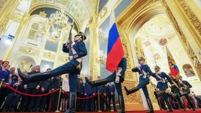 Церемонія внесення одного із символів президентської влади — штандарта президента РФ