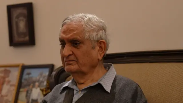 जब अमेरिका में रह रहे बच्चों की जान को ख़तरा बताया गया तब आईआईटी से पढ़े और संयुक्त राष्ट्र में काम कर चुके इंजीनियर ओम तनेजा भी ठगों के झांसे में आ गए. उन्हें लग रहा था कि उनका सभी पैसा लौट आएगा.