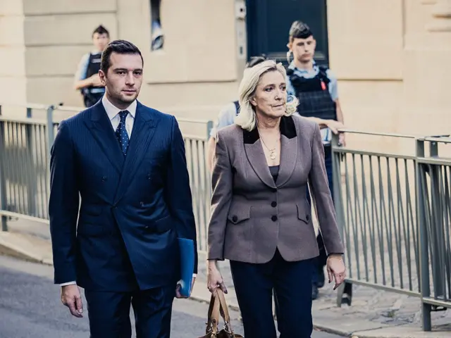 “Улуттук бирикменин” лидерлери Жордан Барделла жана Марин Ле Пен мөөнөтүнөн мурда парламенттик шайлоо өткөрүүнү талап кылышууда