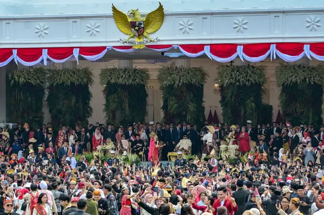 Presiden Indonesia Prabowo Subianto (tengah) menyaksikan pertunjukan tari saat upacara pengibaran bendera dalam rangka peringatan HUT ke-80