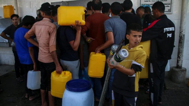 زحام على صهريج مياه.