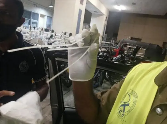 ඔහුගේ දෑත් පිටුපසට කර ප්ලාස්ටික්  වලින් තැනූ දෙයකින් ගැටගසා තිබී ඇති අතර ඔහුගේ ශරීරය සහ ගෙල වයරයකින් වාහනයේ ආසනයට තබා ගැටගසා තිබී&nbsp;ඇතැයි පොලිස් මාධ්‍ය ප්‍රකාශවරයා පැවසීය.