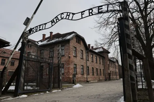 Lema Arbeit Macht Frei, inscrito no portão