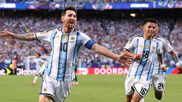 Lionel Messi merayakan gol pertama dalam kemenangan Argentina 3-0 atas Aljazair