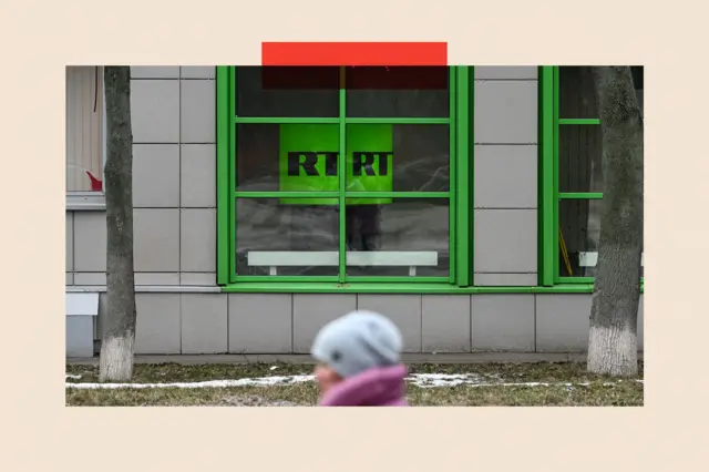 RT Орусиянын мамлекеттик телеканалы болуп саналат, ал эл аралык деңгээлде бир нече тилде көрсөтөт