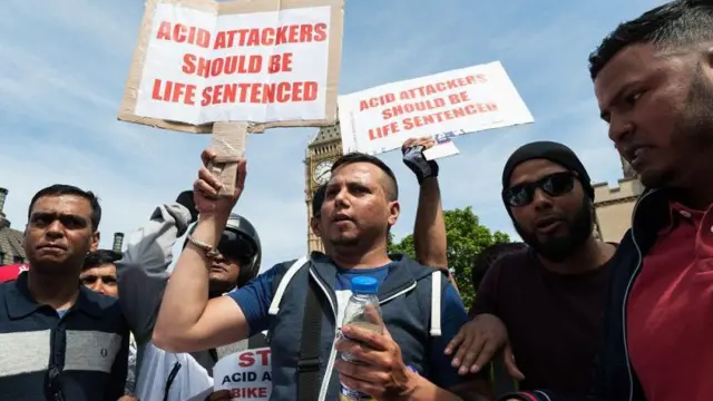 Ratusan pengendara sepeda motor berkumpul di pusat kota London untuk memprotes serangan air keras. Mereka menuntut pelakunya dihukum seumur hidup. 