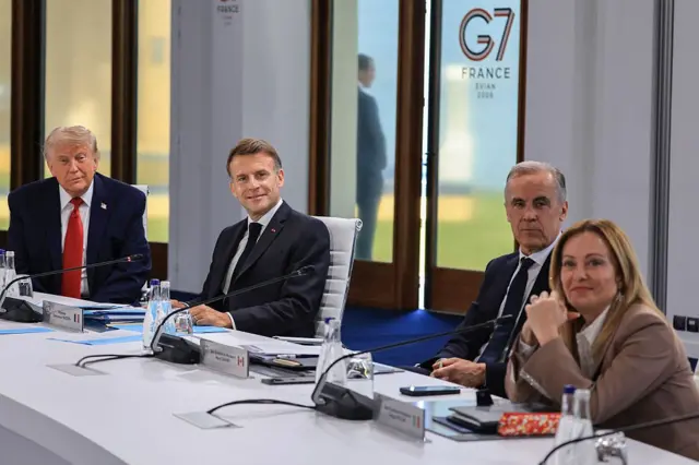 ABD Başkanı Donald Trump, Kanada Başbakanı Mark Carney ve İtalya Başbakanı Giorgia Meloni; 17 Haziran 2026'da Fransa'nın doğusundaki Evian'da düzenlenen G7 zirvesi kapsamında; G7 ülkeleri, ortak ülkeler, Uluslararası Para Fonu (IMF) ve OECD'nin katılımıyla, "herkesin yararına dengeli, kapsayıcı ve sürdürülebilir ekonomik büyümeyi yeniden canlandırmak" amacıyla gerçekleştirilen sabah çalışma toplantısına katılıyor.