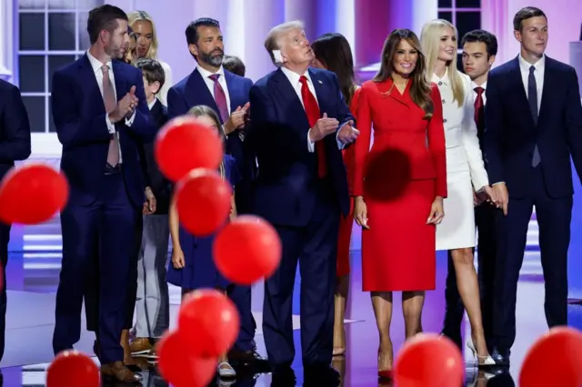 Trump, eşi ve farklı evliliklerden olan çocukları sahnede