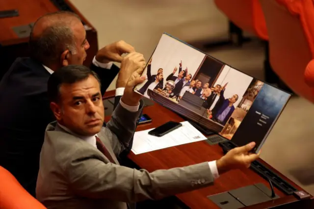 Barış Yarkadaş meclis sırasında