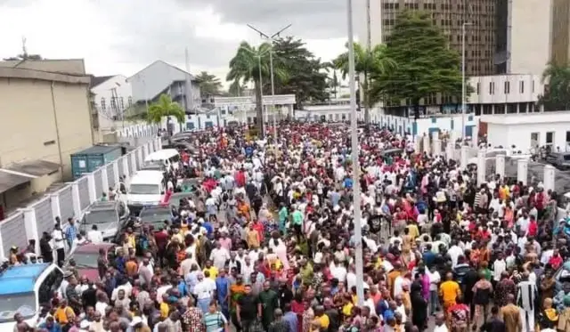 Crowd of pipo in front of Govment House, Port Harcourt