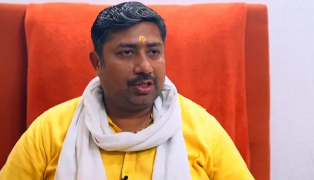 मंदिर में सेवायत गोस्वामियों के प्रतिनिधि रजत गोस्वामी कहते हैं कि सरकार व्यवस्था सुधारने की आड़ में मंदिर पर नियंत्रण करना चाहती है.