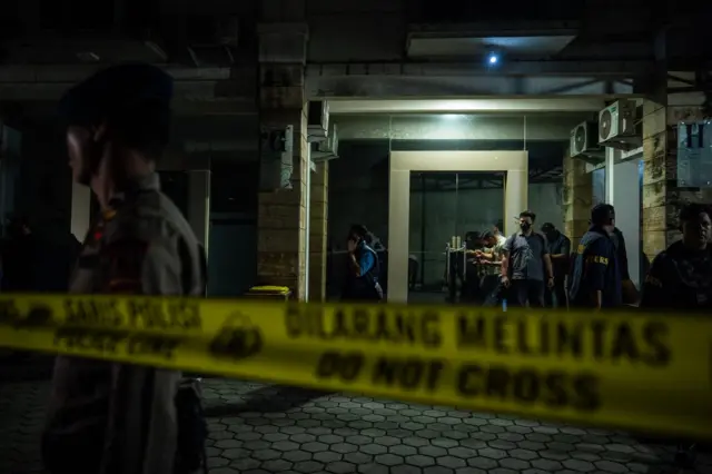Polisi melakukan penggeledahan terkait penyidikan kasus dugaan korupsi tindak pidana pencucian uang (TPPU) di sebuah ruko, Jalan Asem 2, Cipete Selatan, Jakarta, Kamis (9/7/2026).
