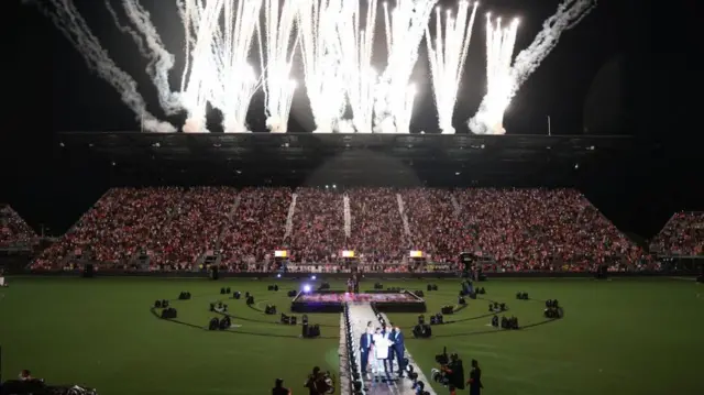 هنگام مراسم اهدای پیراهن شماره ۱۰ به مسی در اطراف ورزشگاه آتش‌بازی انجام شد