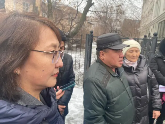 Сайпидиндин жубайы Асель жана Тыныстандын ата-энеси Бектур менен Анаркүл 