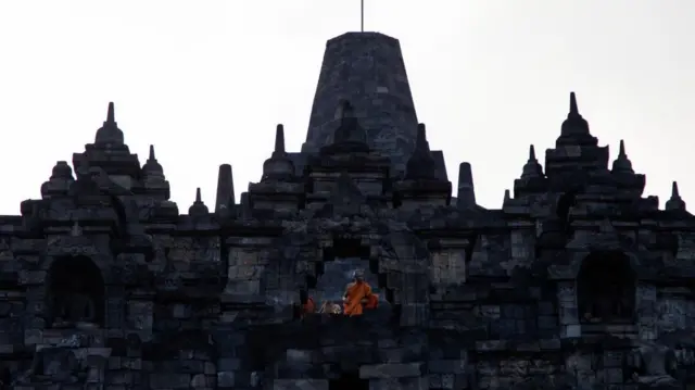 जावा में नौंवी शताब्दी का बोरोबुदुर बौद्ध मंदिर