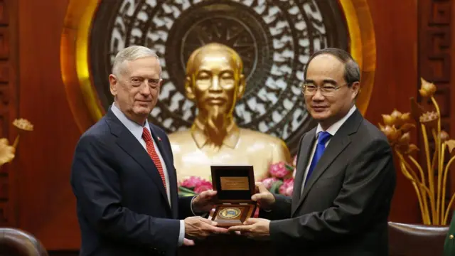Menteri Pertahanan AS Jim Mattis (kiri) dan ketua partai komunis Kota Ho Chi Minh Nguyen Thien Nhan memegang plakat peringatan dalam pertemuan di Kota Ho Chi Minh pada 16 Oktober 2018.