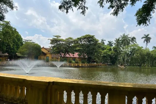 Hồ nước, vườn cây xanh trong Khu di tích Phủ Chủ tịch 